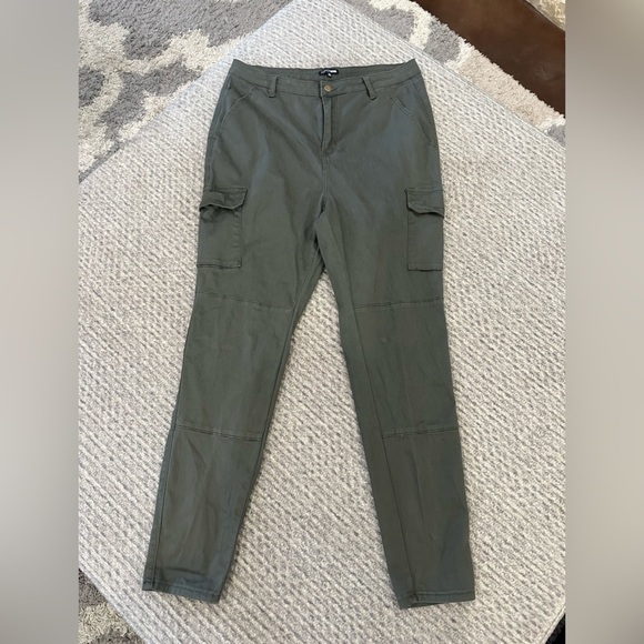 FASHION NOVA Army Green Cargo Pants - Picture 1 of 4